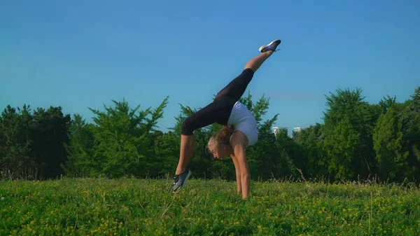 Joven deportista haciendo ejercicio al aire libre . — Foto de Stock