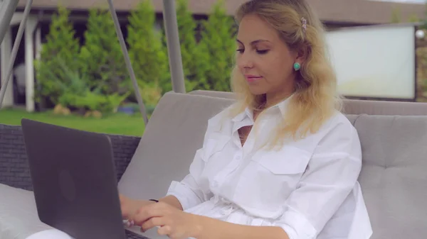 Geschäftsfrau arbeitet mit Computer auf Schaukel — Stockfoto