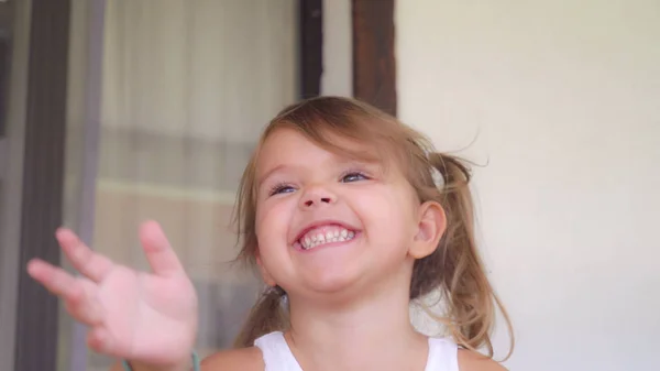 Portrait baby laughing and wondered. — Stock Photo, Image