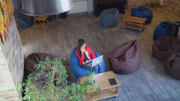 Bovenaanzicht dame in loft kamer werken. — Stockfoto