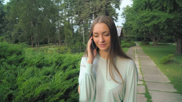 A menina está no caminho certo e falando ao telefone . — Fotografia de Stock