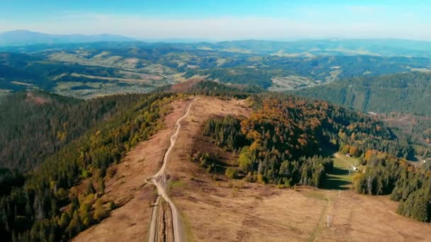 Drone flyger över vägen höglandet — Stockvideo