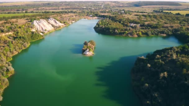 Letecký pohled na jezero s vodou — Stock video