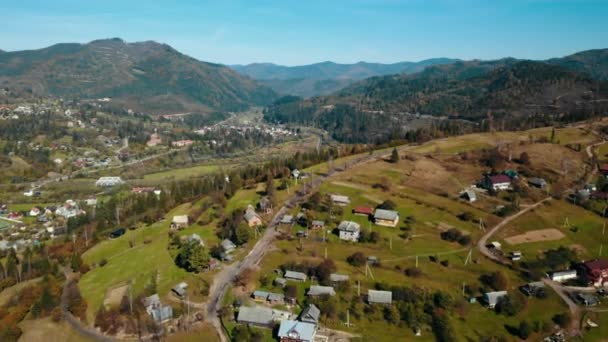 Luchtfoto drone schoot van rurale landschap bergen — Stockvideo