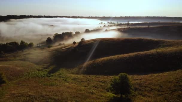 Drone vole dans le brouillard sur les collines — Video