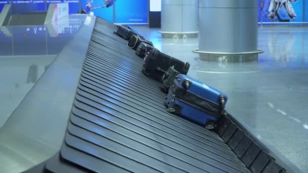 À l'aéroport beaucoup de valise — Video