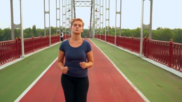 Vrouwelijke opleiding cardio in de open lucht — Stockvideo