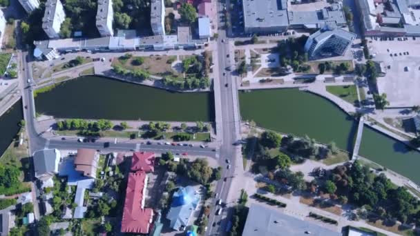 Vista aérea sobre a cidade industrial com ambiente poluído — Vídeo de Stock