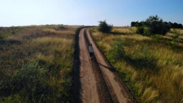 Koşucu koşu parkuru kırsal manzara üzerinde Üstten Görünüm — Stok video