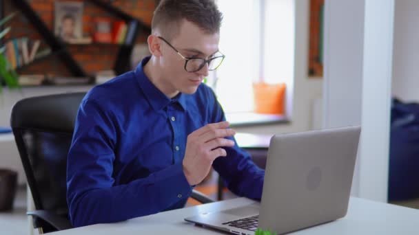 Jeune travailleur dans une entreprise en démarrage assis au bureau blanc — Video