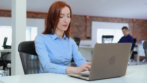 Geschäftsfrau mit roten Haaren arbeitet am PC — Stockvideo