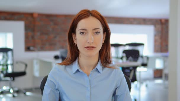 Cheerful redhead businesswoman at work — Stock Video