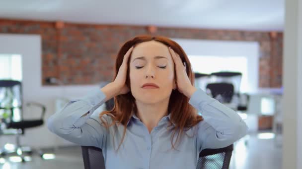 Roodharige zakenvrouw heeft een migraine op het werk — Stockvideo