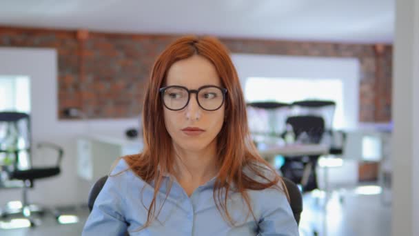 Porträt rothaarige Frau Ideenkonzept am Arbeitsplatz — Stockvideo