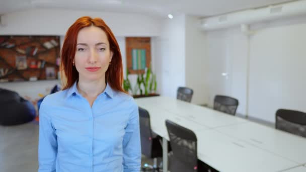 Werkgever toont duim omhoog poseren werkruimte — Stockvideo