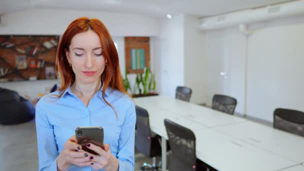 Datore di lavoro che utilizza la messaggistica mobile nello spazio di lavoro — Video Stock