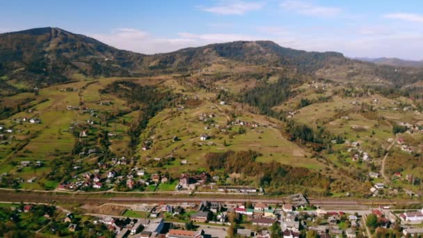Vista aérea en el pueblo rodeado de montaña — Vídeos de Stock