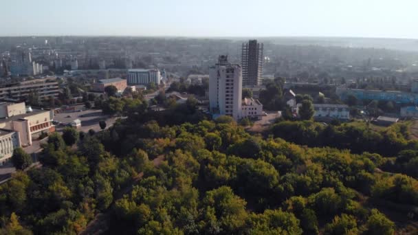 Drone flyger över industriella staden oavslutat byggnad — Stockvideo