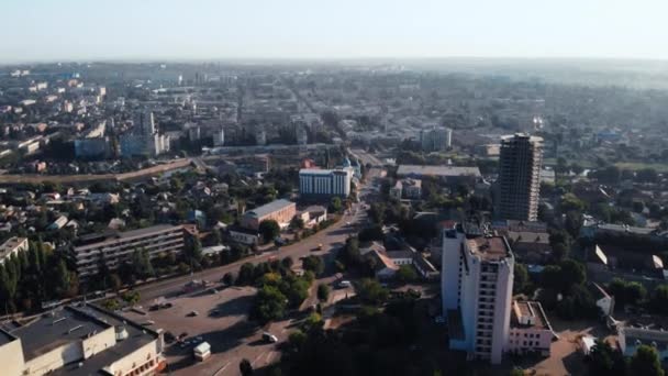 Διαβιβάσει το drone πετάει πάνω από την βιομηχανική πόλη — Αρχείο Βίντεο