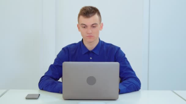 Freelancer escribiendo en el teclado del ordenador — Vídeos de Stock
