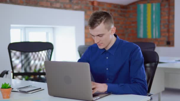 Empresário sentado na mesa, usando laptop, termina projeto — Vídeo de Stock