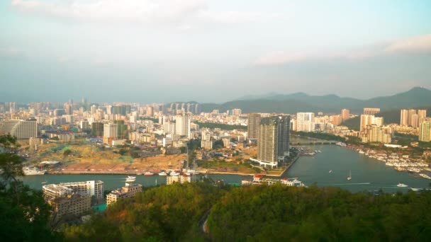 Vista panorâmica dos resorts e hotéis ao longo das belas águas azul-turquesa baía do Mar do Sul da China — Vídeo de Stock