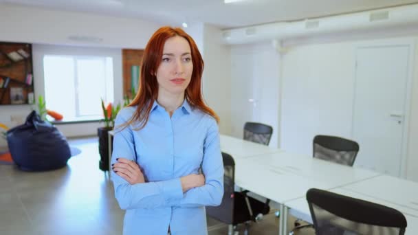 Красива жінка-генеральний директор в її офісі — стокове відео
