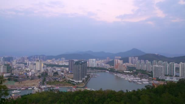 Wspaniały widok na piękne i przytulne miasto Sanya, Hainan Island, Chiny — Wideo stockowe