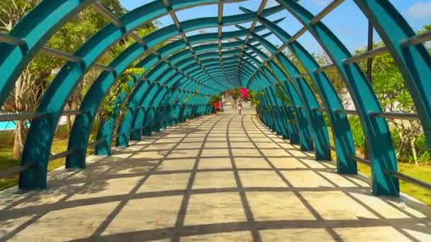 Arco azul sobre el callejón del parque — Vídeos de Stock