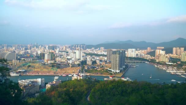 Uitzicht op Seaside City vanuit Cliff, China — Stockvideo