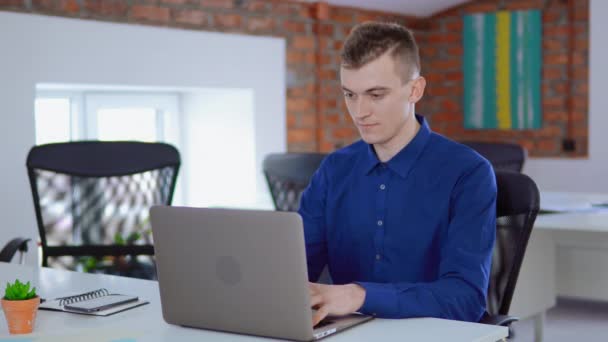 Young employee showing positive emotions in loft office — Stock video