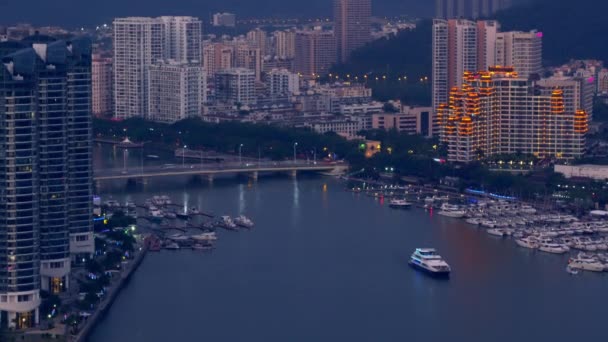 Vista de la isla con el río amarillo y el puente de Yangtze. Edificios modernos.China — Vídeo de stock