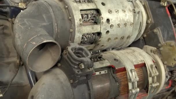 Een oude gebroken motor, een close-up shot. gebroken mechanisme. — Stockvideo