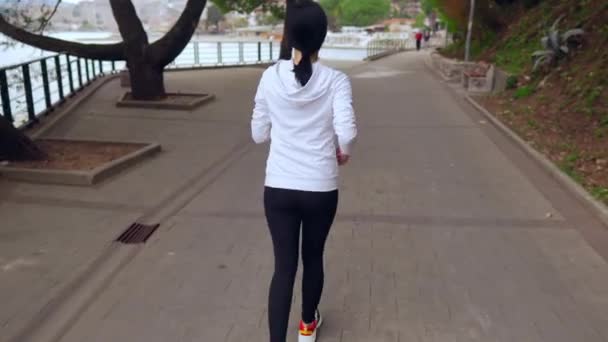 Jogger läuft Strandpromenade Montenegros Sportleben — Stockvideo