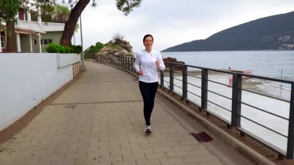 Volwassen runner JOG aan de kust — Stockvideo