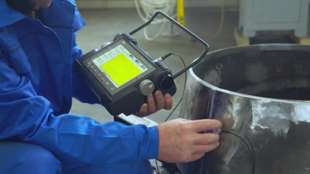 Ultrasonic Suture Metering By Worker At Plant. — Stock Video