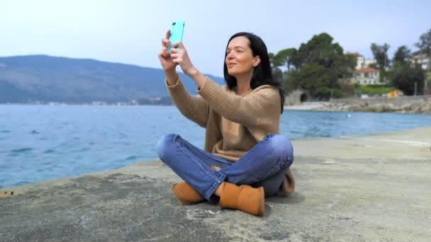 Reiziger gebruik mobiele foto in mediterrane stad — Stockvideo