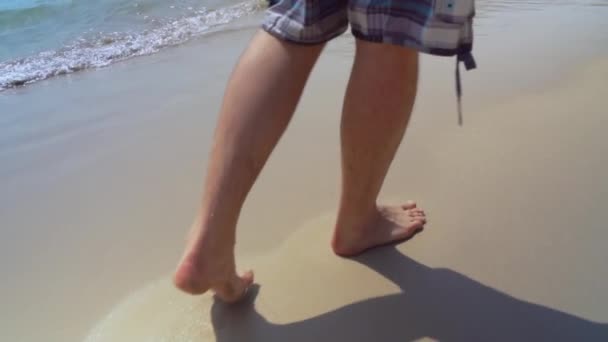 男は白い砂浜に沿って歩く — ストック動画