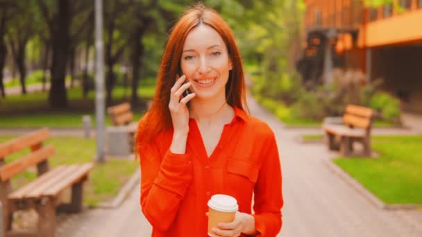 Κόκκινα μαλλιά γυναίκα μιλάει μέσω του τηλεφώνου — Αρχείο Βίντεο