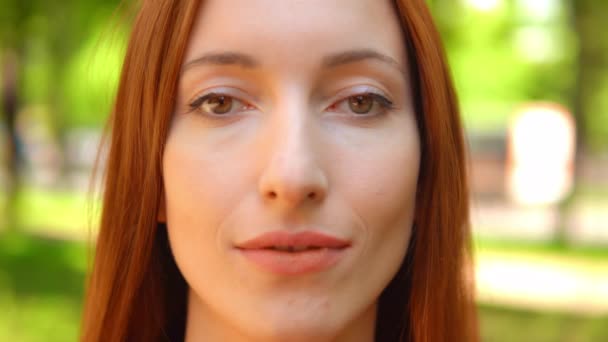Närbild porträtt av vacker dam med naturlig make-up — Stockvideo