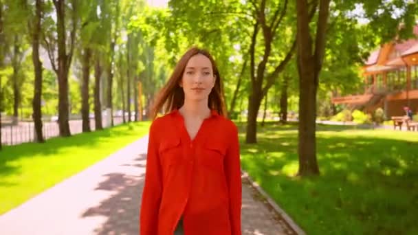 Fiatal csinos hölgy séta a nyári parkban. — Stock videók
