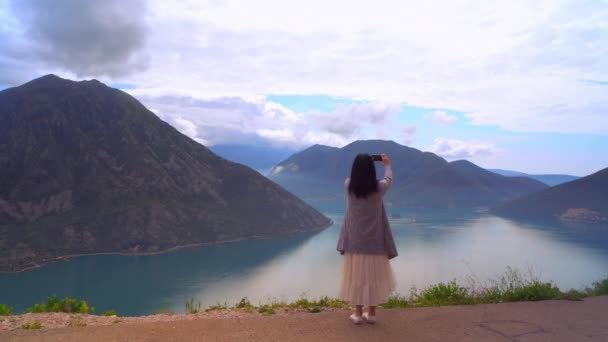 Viajero femenino toma foto panorámica de la hermosa naturaleza salvaje — Vídeo de stock