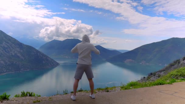 Hombre deportivo haciendo ejercicio al aire libre y disfrutando de hermosos paisajes naturales — Vídeo de stock