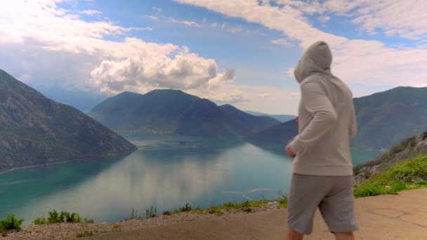 Sportieve man rennen en genieten van een prachtig natuur landschap — Stockvideo