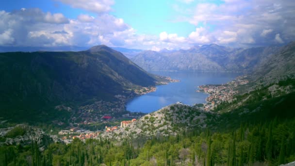 Prachtige panoarama op de bergen en de zee — Stockvideo