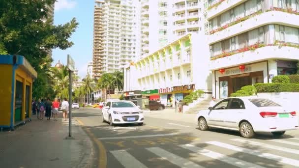 Belebte Stadtstraße voller Menschen und Autos — Stockvideo