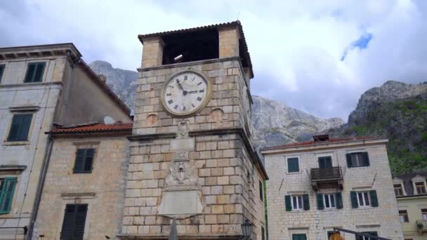 Antigua torre del reloj de piedra en la ciudad vieja Kotor en las montañas — Vídeo de stock