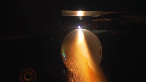 Заводна машина розрізає труби за допомогою зварювання — стокове відео