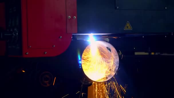 Průmyslový ořezávání se používá na výrobu kovových trubek — Stock video