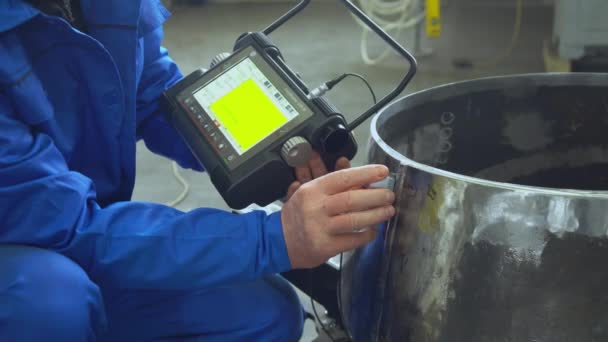 Ультразвуковая проверка трубных месторождений рабочим на заводе — стоковое видео